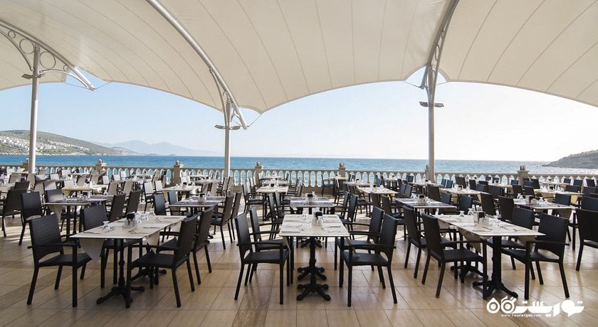 رستوران کنار دریای  هتل توسان بیچ ریزورت